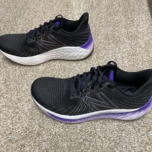 New Balance Vongo V5 Sneaker Women’s Sz 8.5 Black Purple